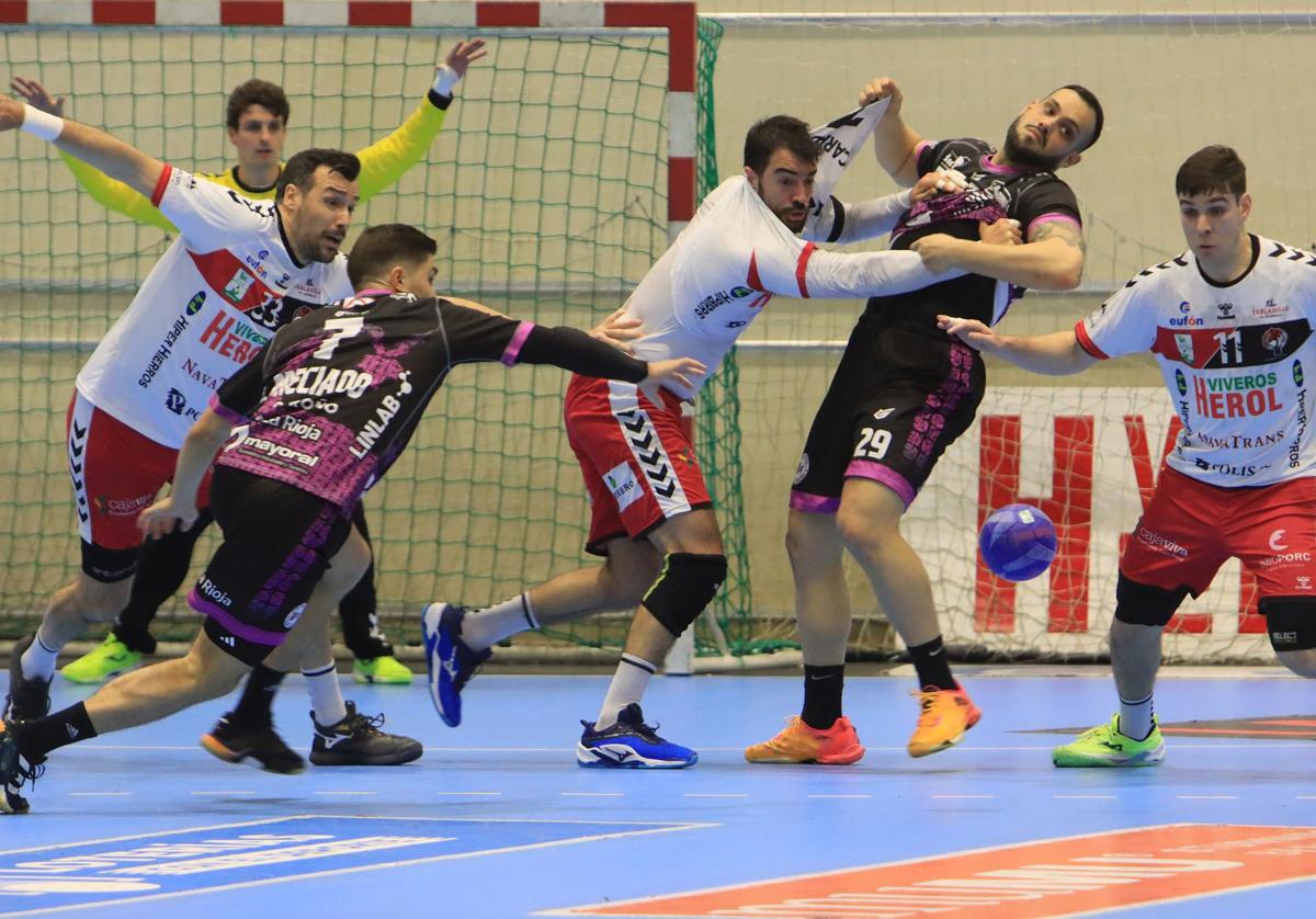 Los jugadores del Balonmano Nava defienden su portería ante un ataque del Logroño.