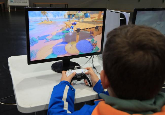 Un niño juega en una videoconsola.
