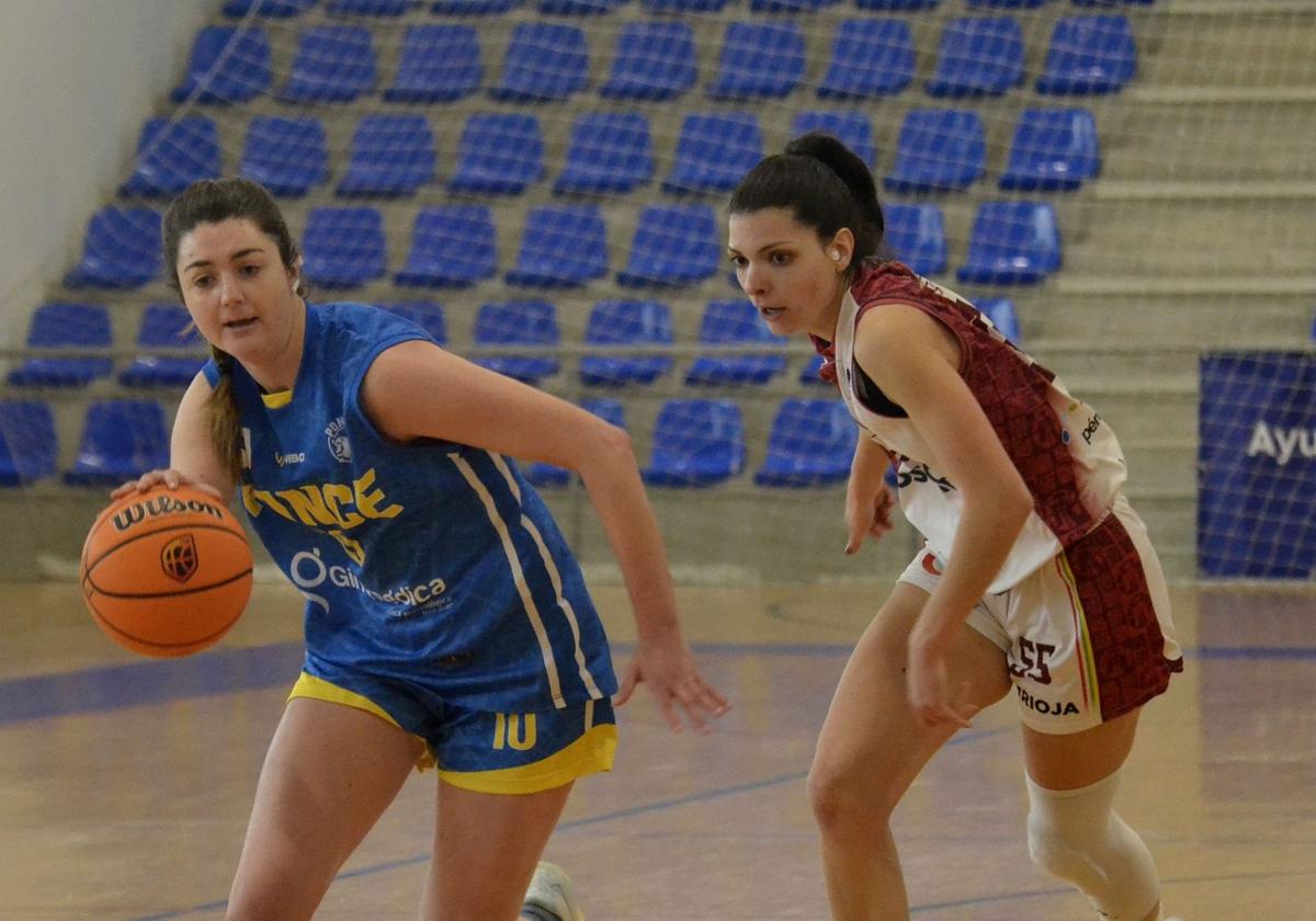 Miriam Manso deja atrás a su rival y busca la canasta.