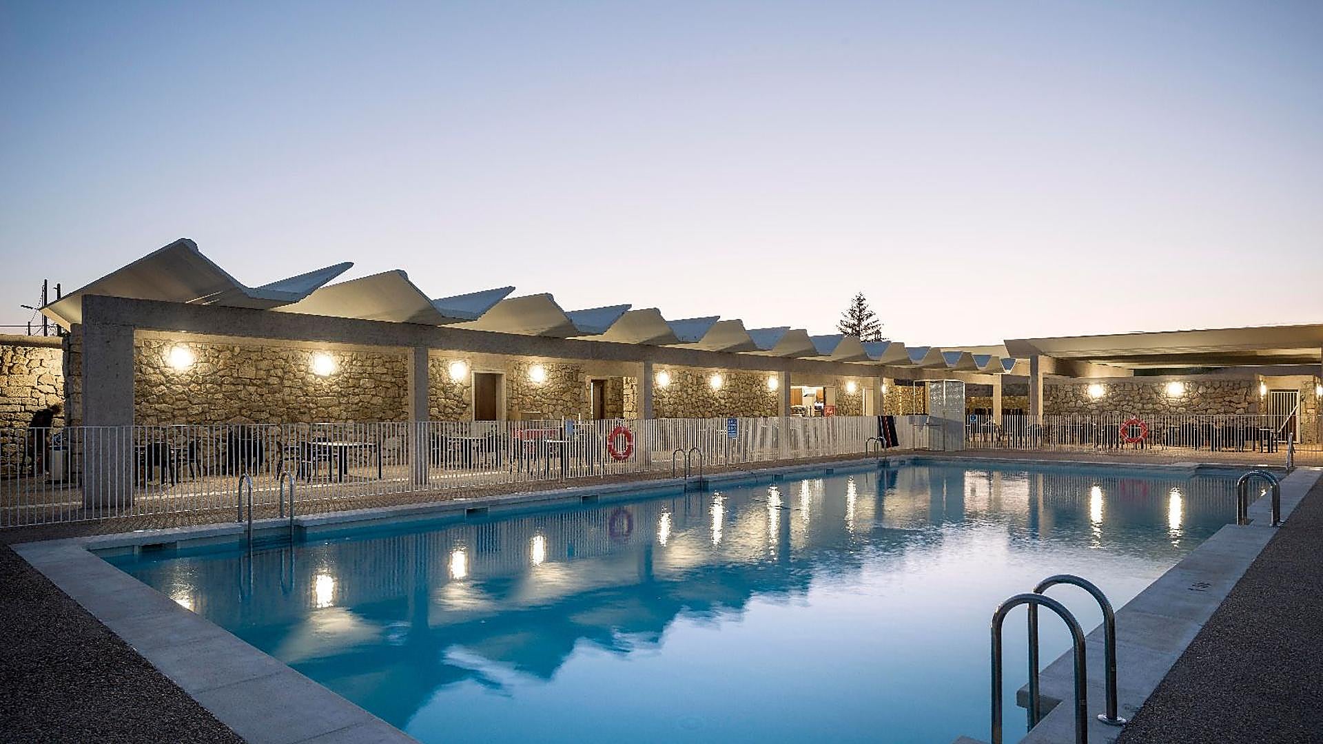 Imagen de las piscinas de la localidad, un proyecto arquitectónico de calado europeo.
