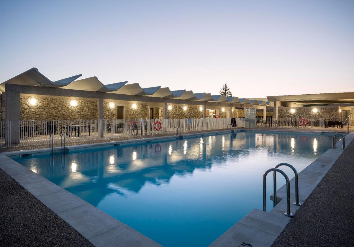 Imagen de las piscinas de la localidad, un proyecto arquitectónico de calado europeo.