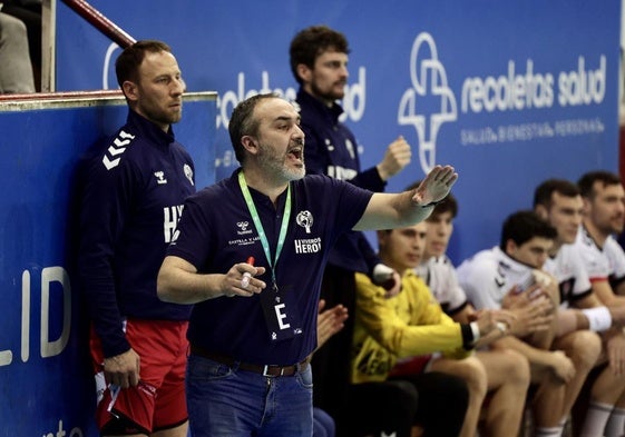 Álvaro Senovilla, durante el último partido del Balonmano Nava.