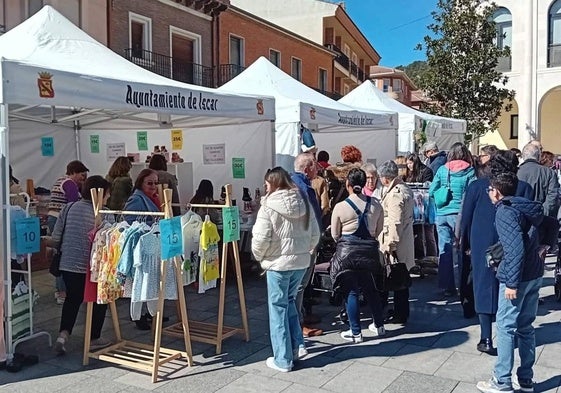 Soleada mañana en la Plaza Mayor iscariense.
