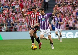 Raúl Moro gana en carrera a su par en la acción que acabó en gol de Sylla.