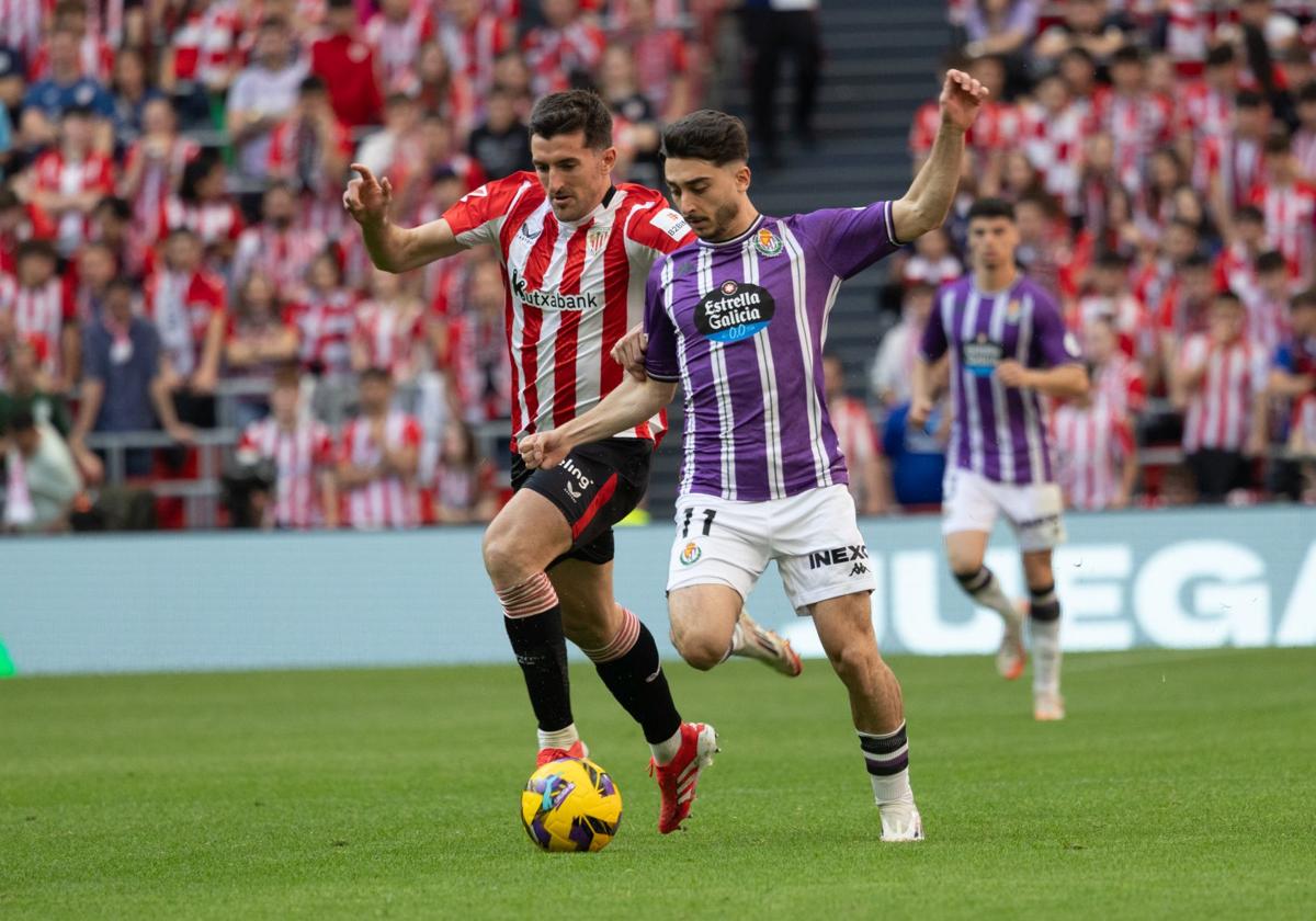 Raúl Moro gana en carrera a su par en la acción que acabó en gol de Sylla.
