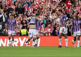 Varios jugadores cruzan las miradas tras un gol del Athletic Club.