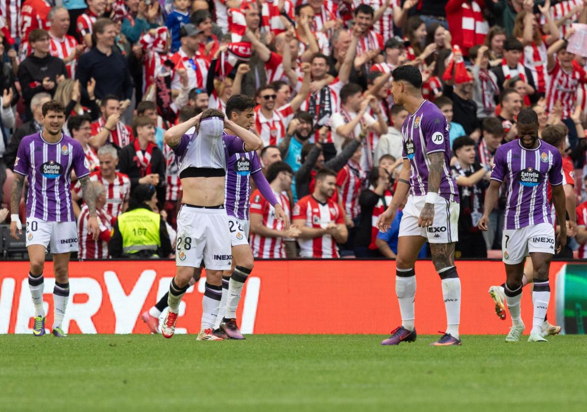 Varios jugadores cruzan las miradas tras un gol del Athletic Club.