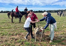 La galga Tula, a la derecha, antes de iniciar las carreras.