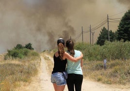 Vecinas de Navafría observan el humo por el fuego desencadenado en 2022.