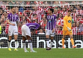 Javi Sánchez, Mamadou Sylla, Antonio Candela y Karl Hein, tras uno de los siete goles encajados por el Real Valladolid ante el Athletic en San Mamés.