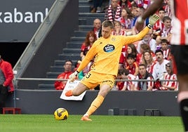 Hein saca en largo desde su portería.