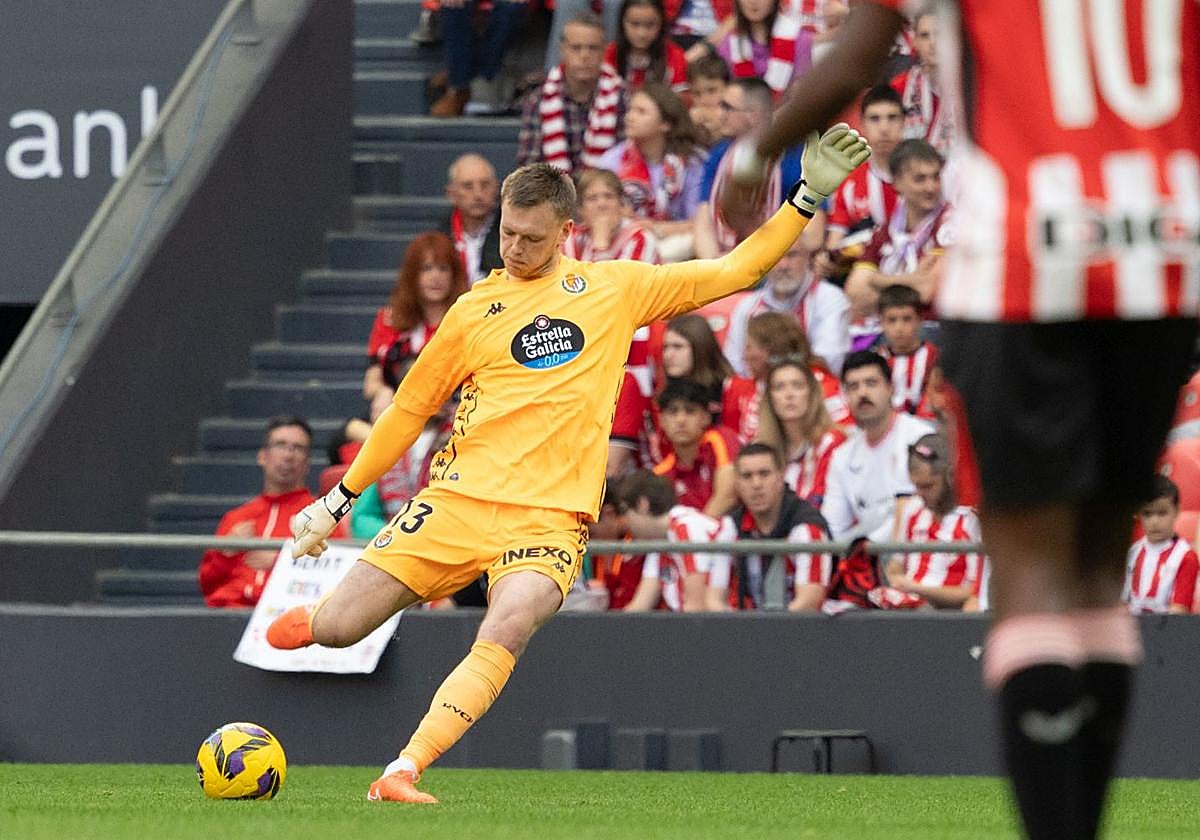 Hein saca en largo desde su portería.