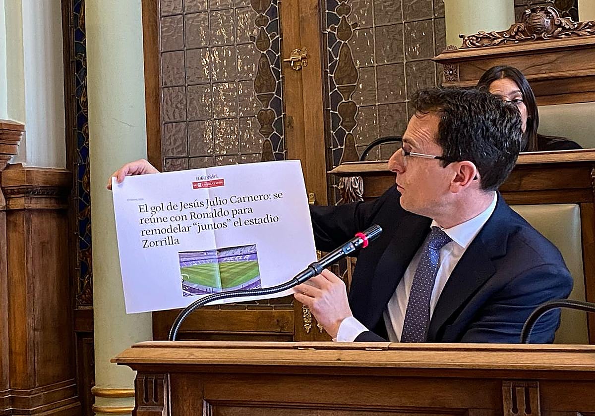 Pedro Herrero, portavoz del grupo socialista en el Ayuntamiento de Valladolid, durante el pleno de este lunes.