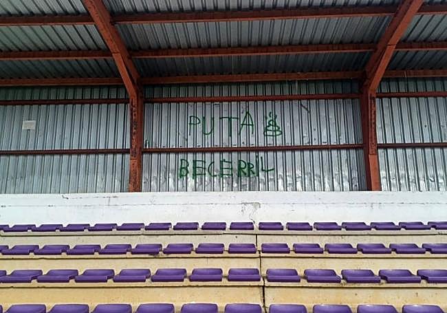 Gradas del Mariano Haro con pintadas.