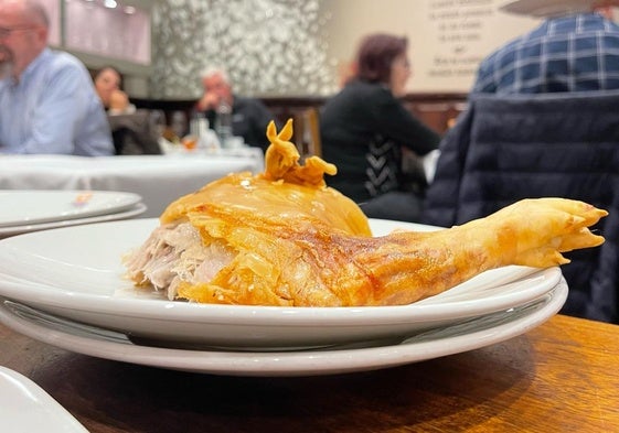 Una de las más de 8.000 raciones de cochinillo vendidos durante los 'Cinco días del Dorado'.
