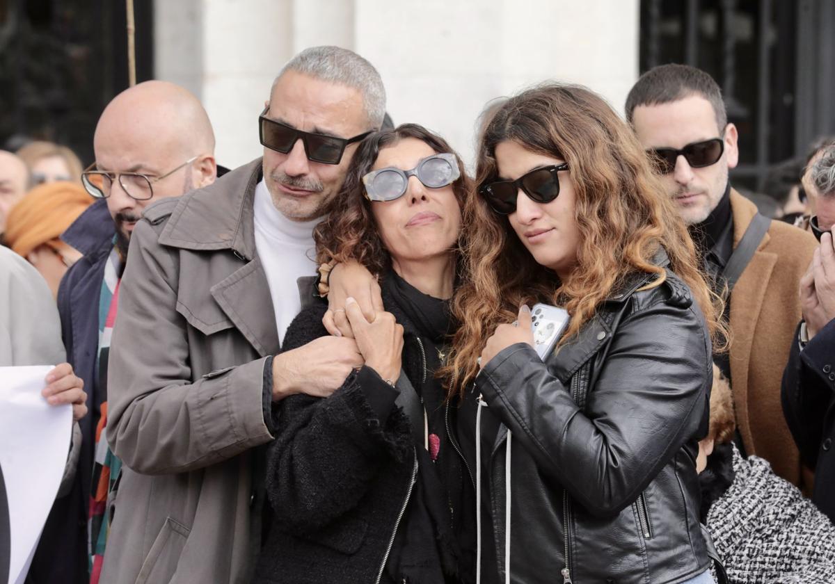 La familia de Sergio Delgado durante una concentración para pedir justicia en la Plaza Mayor de Valladolid, un mes después de la agresión mortal.