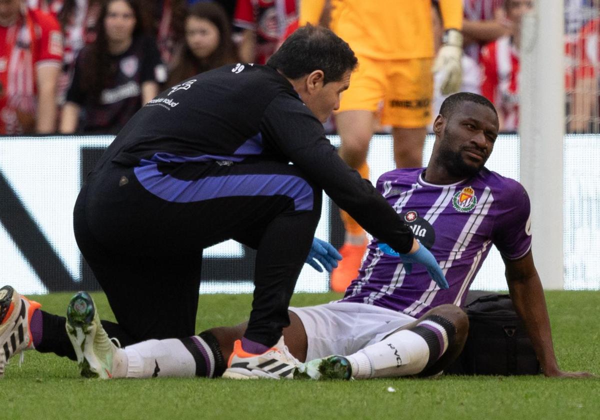 El doctor Alberto López Moreno atiende a Sylla después del golpe que recibió de Dani Vivian el pasado domingo en el Athletic Real Valladolid