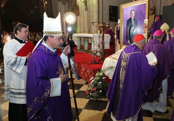 El obispo de Palencia, Mikel Garciandía, durante el funeral por Nicolás Castellnos, este martes en la Catedral.