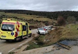 Una ambulancia, junto al coche accidentado.