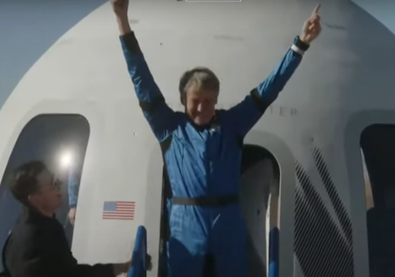 Jesús Calleja apunta con sus índices al cielo al abandonar la nave New Shepard.