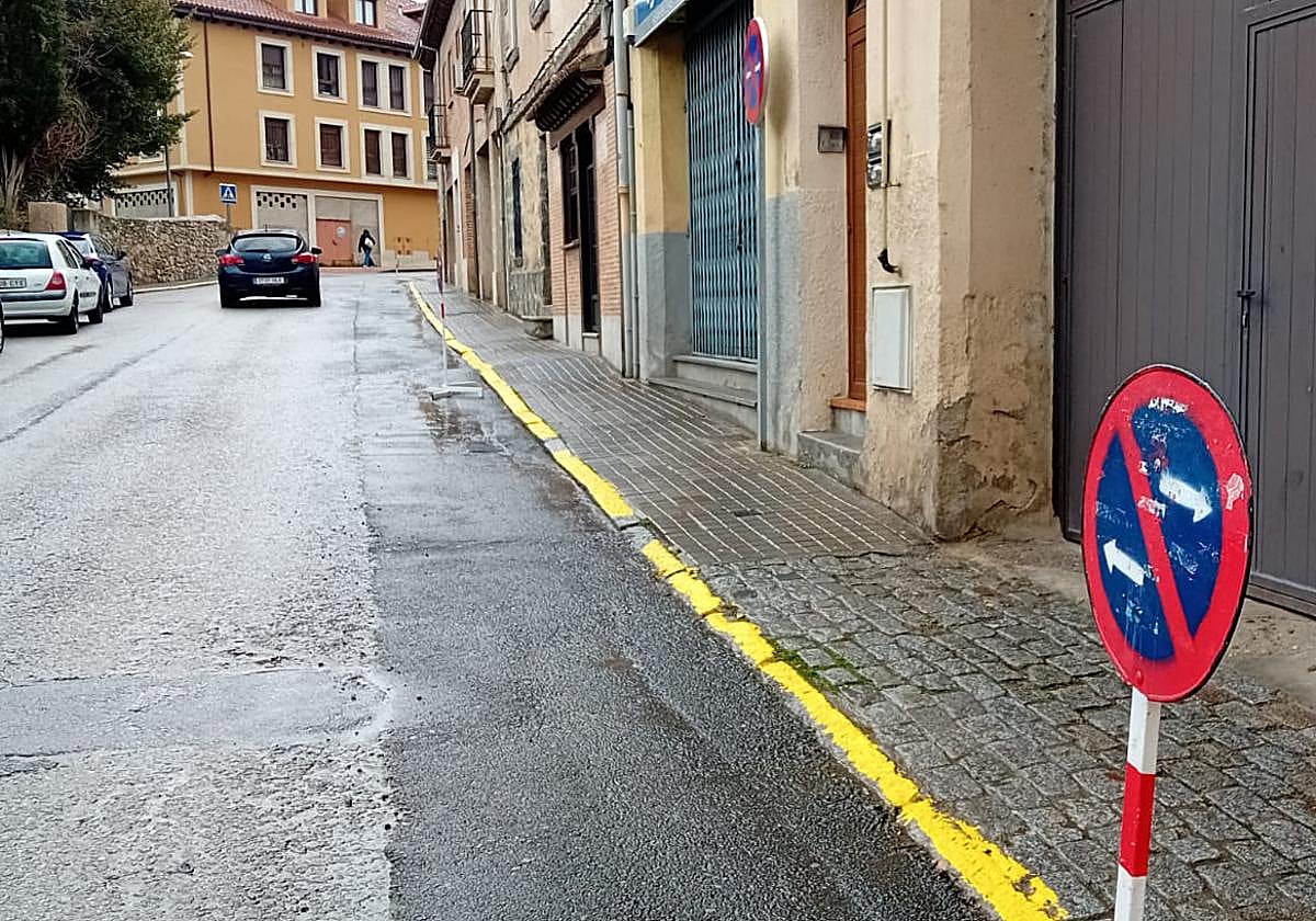 Calle Los Vargas, en el barrio de San Lorenzo, con las señales que informan de la prohibición de aparcar.