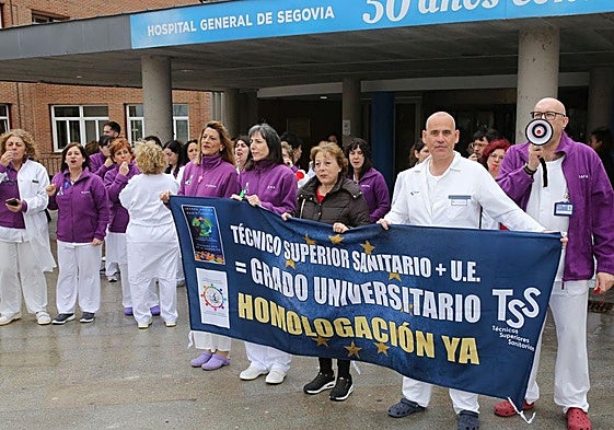 Protesta de los técnicos superiores sanitarios, este martes, en el Hospital de Segovia.