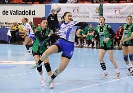 Marcela lanza a portería, en el partido ante el Beti Onak en Huerta del Rey.