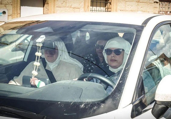 Las exmonjas de Belorado en el coche, en uno de los viajes de los que se habla en el reportaje