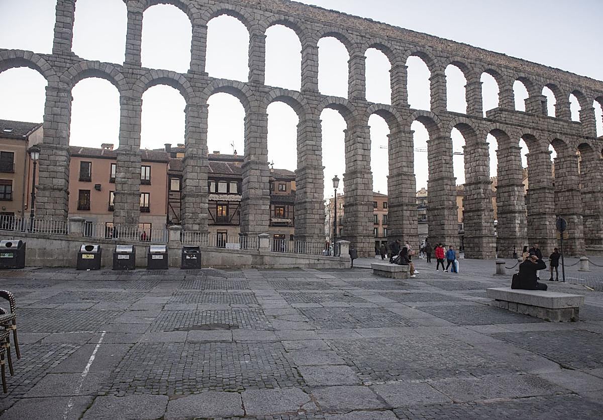 Espacio junto al Acueducto donde se ubicarán los nuevos aseos públicos autolavables.