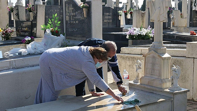 Preparativos en el día de Todos los Santos de 2020 en el cementerio del Carmen