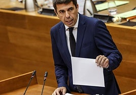 Carlos Mazón, interviene durante una sesión plenaria.