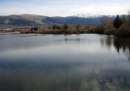 Embalse del Pontón Alto, con la sierra de Guadarrama al fondo.