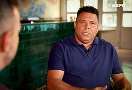 Ronaldo antiende en su casa de São Paulo a ESPN Brasil.
