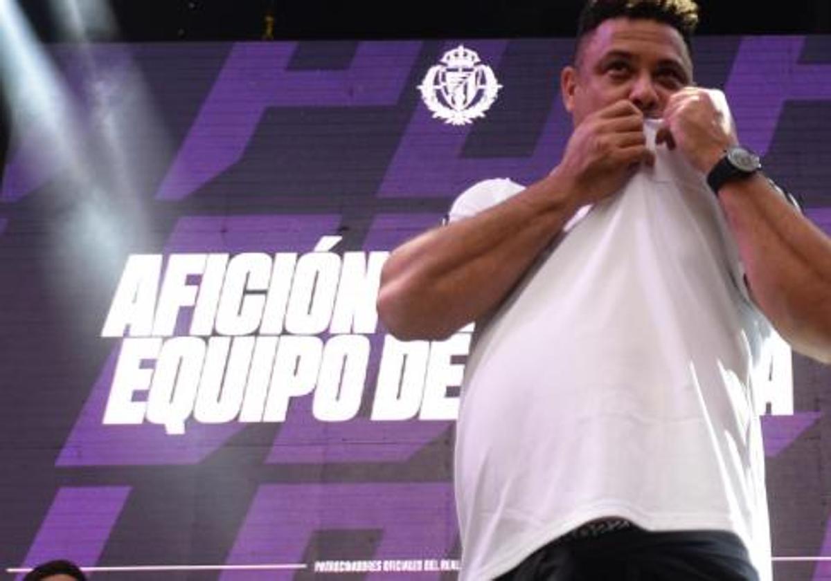 Ronaldo besa el escudo del Real Valladolid en la celebración del ascenso a Primera.