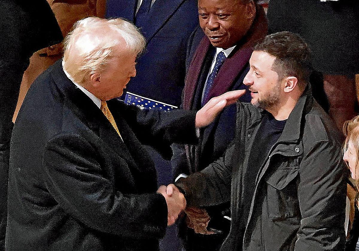 Saludo entre Donald Trump y Volodímir Zelenski.
