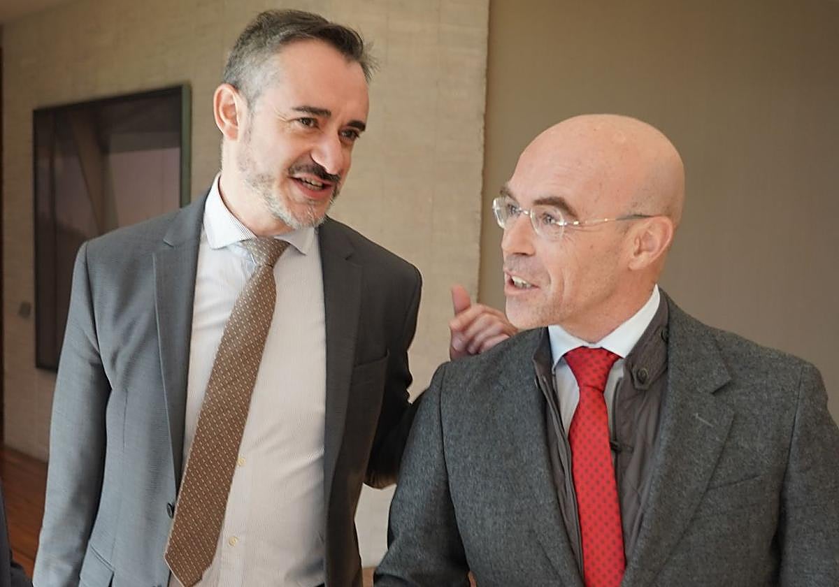 El jefe de la Delegación de Vox en Bruselas, Jorge Buxadé (derecha), junto al portavoz de la formación en las Cortes, David Hierro, este miércoles.