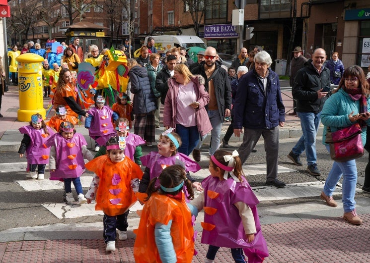 Los alumnos de las Huelgas sacan el carnaval a la calle