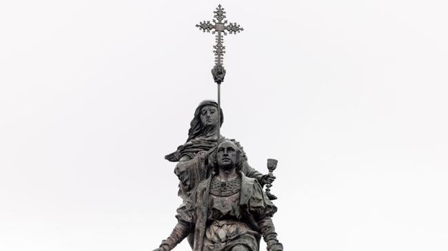 La estatua de Colón se asienta sobre cuatro figuras que representan...