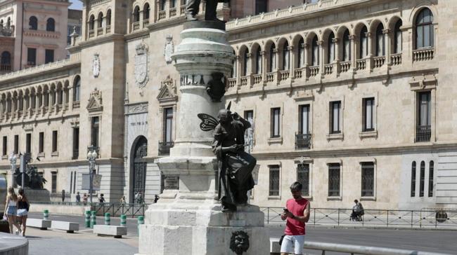 ¿Qué lleva en la mano la estatua del poeta vallisoletano José Zorrilla, ubicada en la Plaza a la también que da nombre?