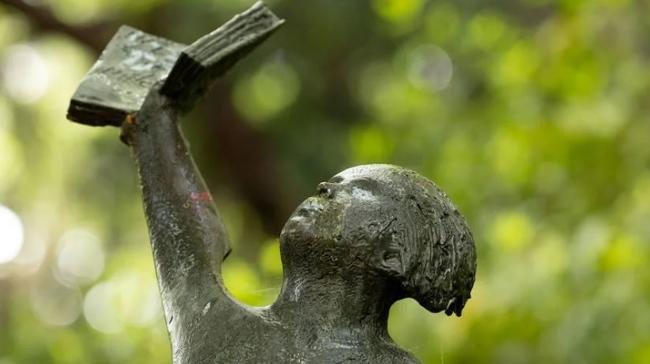 ¿Dónde se encuentra la estatua 'El niño y el libro'?