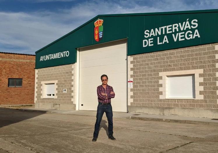 El alcalde, frente a la nave polivalente del pueblo.