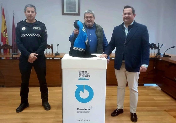 Firma del acuerdo entre el Ayuntamiento e Insignia Uniformes S.L.