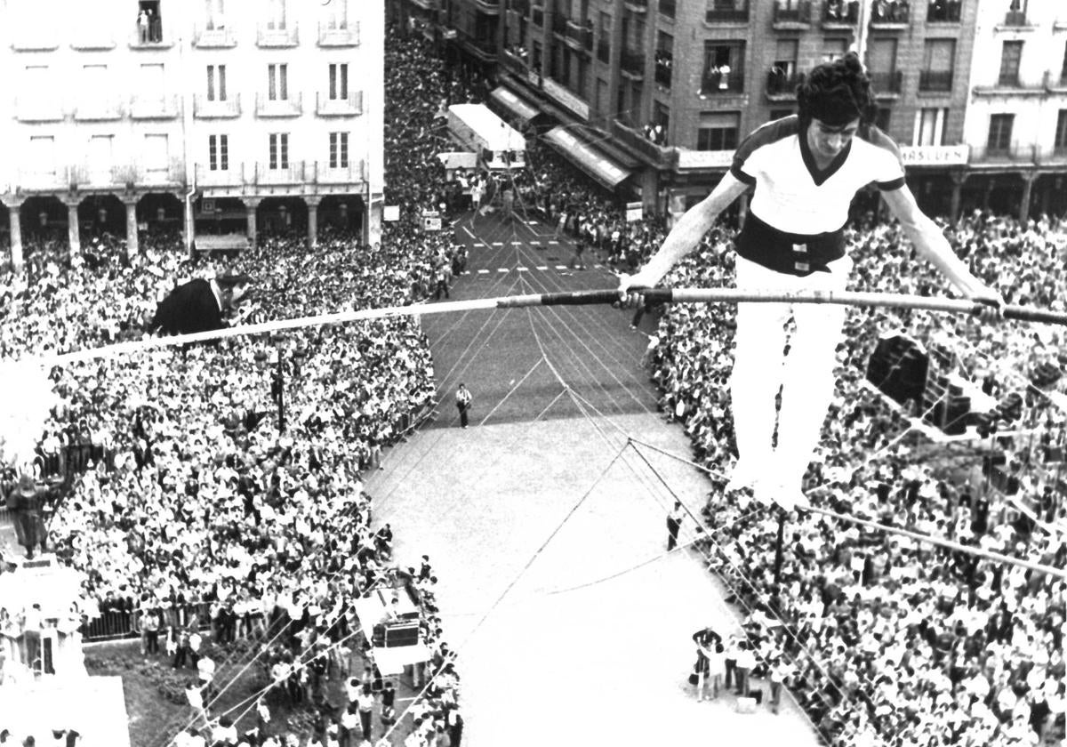 Uno de los componentes de Los Bordini, en la Plaza Mayor de Valladolid, en la década de los ochenta.