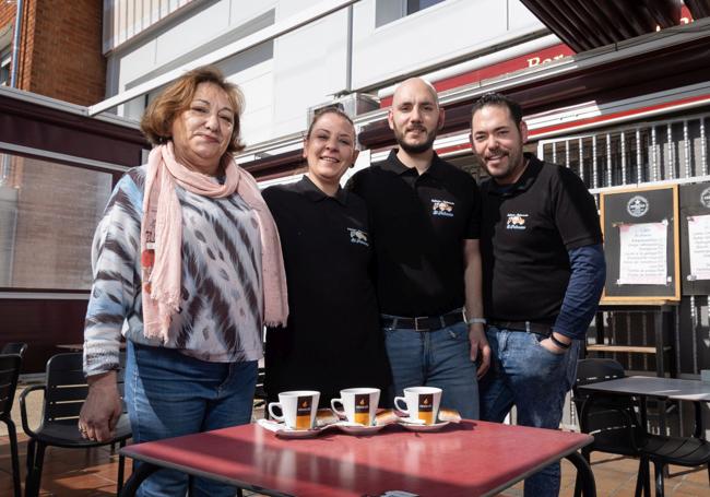 Los reponsables del bar El Primero, en la terraza que habilitaron para prestar servicio desinteresado a los transportistas.