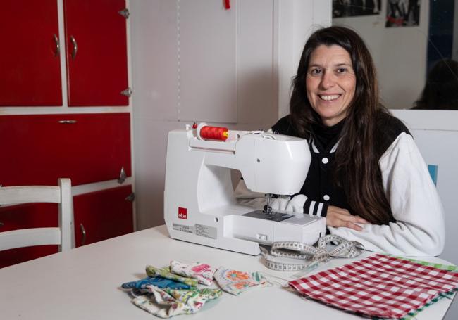 Elisa Andrés, con una máquina de coser.