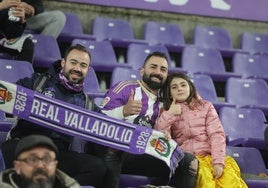 Aficionados del Real Valladolid durante el encuentro.