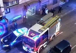 Bomberos y Policía Nacional y Local, en la Plaza de Abastos La Castellana.