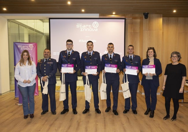 El grupo reconocido con el primer premio, con Carolina del Bosque (Ayuntamiento) y Charo López (El Norte).