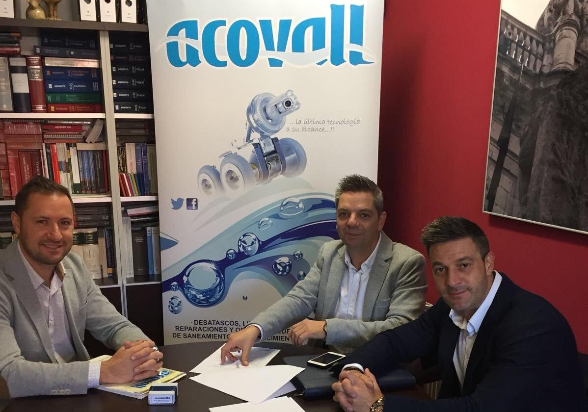 Hugo Rodríguez, gerente de ACOVALL, junto con sus dos directores, Óscar Rodríguez y Raúl Giganto.