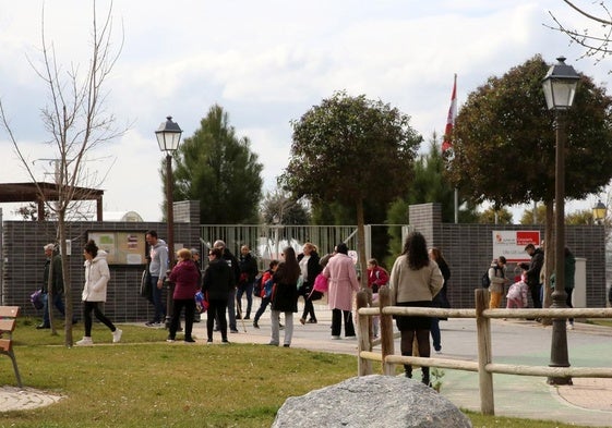 Acceso al colegio de Valverde del Majano.